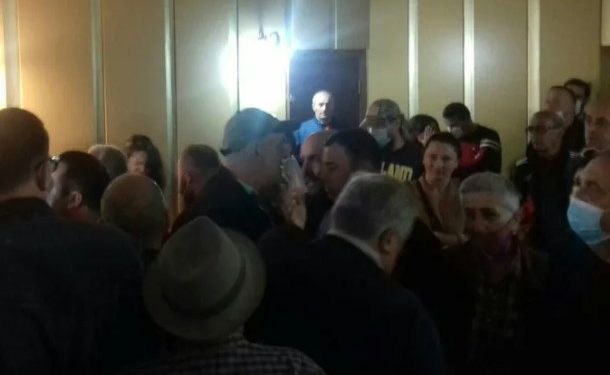 ოზურგეთის საკრებულოს სხდომაზე ფიზიკური დაპირისპირება მოხდა