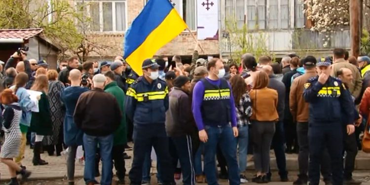 ოზურგეთში სამოქალაქო აქტივისტები “ალტ-ინფოს” ოფისის დახურვას ითხოვენ