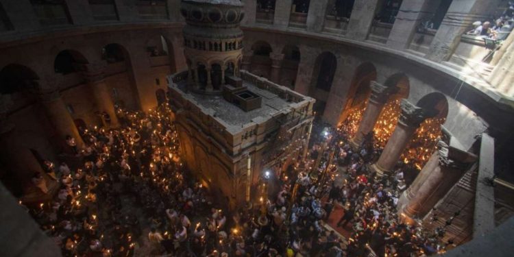 მაცხოვრის საფლავზე წმინდა ცეცხლი გადმოვიდა