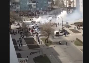 ვიდეო – ენერგოდარში რუსმა სამხედროებმა ქალაქის მერიის წინ შეკრებილ აქციის მონაწილეებს ცეცხლი გაუხსნეს