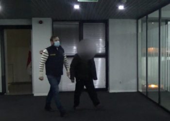 ვიდეო – ქონებრივი დაზიანების, ყალბი დოკუმენტის დამზადებისა და საბაჟო წესის დარღვევის ბრალდებით ორი პირი დააკავეს