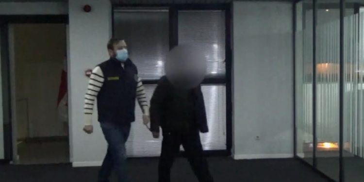 ვიდეო – ქონებრივი დაზიანების, ყალბი დოკუმენტის დამზადებისა და საბაჟო წესის დარღვევის ბრალდებით ორი პირი დააკავეს