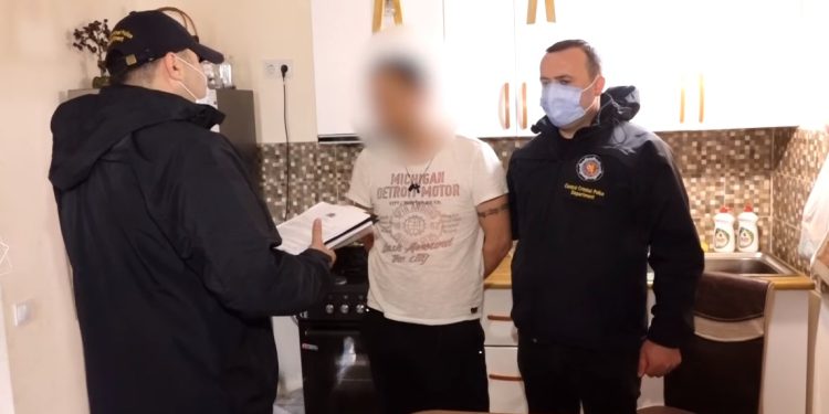 ვიდეო – პოლიციამ ”ქურდულ სამყაროსთან” კავშირში მყოფი 2 პირი დააკავა