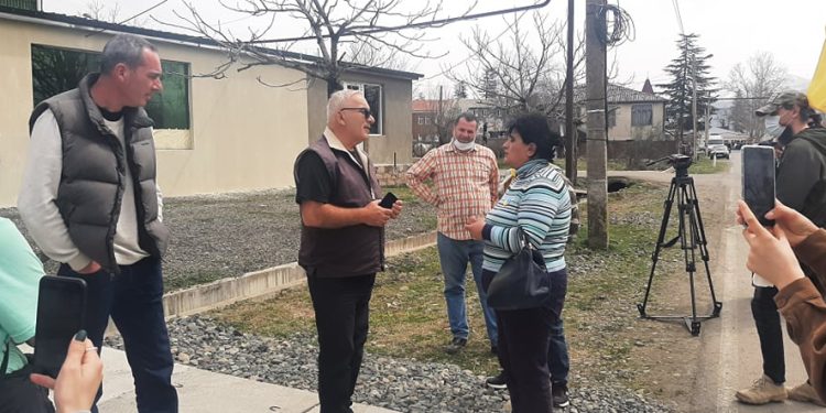 სამოქალაქო აქტივისტები ჩოხატაურში ,,ალტ – ინფოს” ოფისის გახსნას აპროტესტებენ