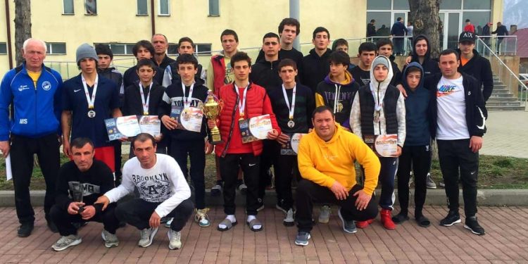 ერთი ოქრო, ორი ვერცხლი და სამი ბრინჯაო საქართველოს პირველობიდან – ოზურგეთელი მოჭიდავეების წარმატება