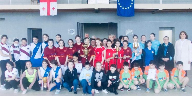 ჩოხატაურში ბალახის ჰოკეიში ნატო გიორგაძის სახელობის ტურნირი გაიმართა