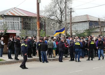 ოზურგეთში “ალტ ინფოს” ოფისთან მოქალაქეების საპროტესტო აქცია მიმდინარეობს