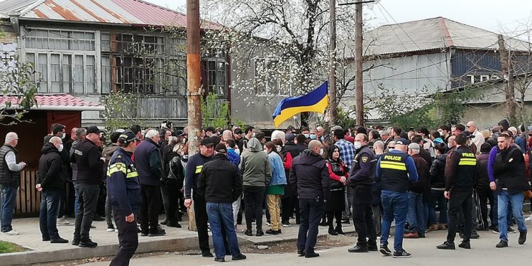 ოზურგეთში “ალტ ინფოს” ოფისთან მოქალაქეების საპროტესტო აქცია მიმდინარეობს