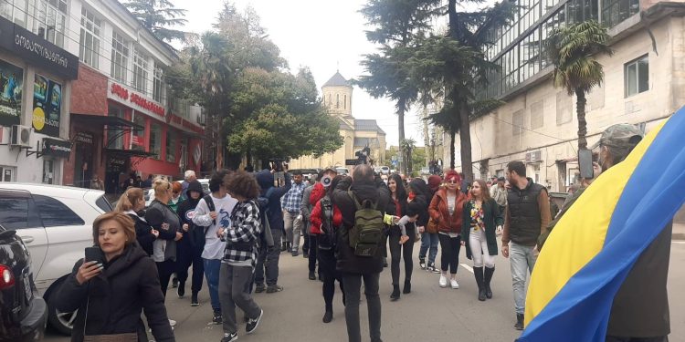 ამ წუთებში ოზურგეთში სამოქალაქო აქტივისტები “ალტ-ინფოს” ოფისისკენ მიდიან