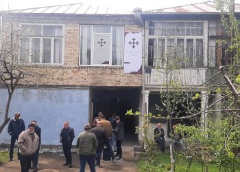 “ალტ ინფოს” ოფისზე მოხსნილი ბანერი ისევ გააკრეს