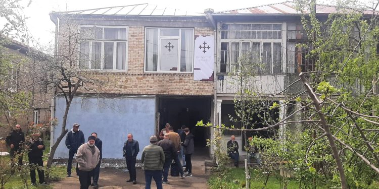 “ალტ ინფოს” ოფისზე მოხსნილი ბანერი ისევ გააკრეს