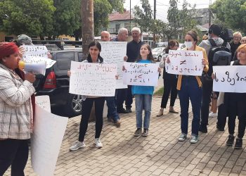 მოძრაობა “თავისუფლებისთვის” წევრების აქცია ოზურგეთში პრორუსული პარტიის ოფისთან