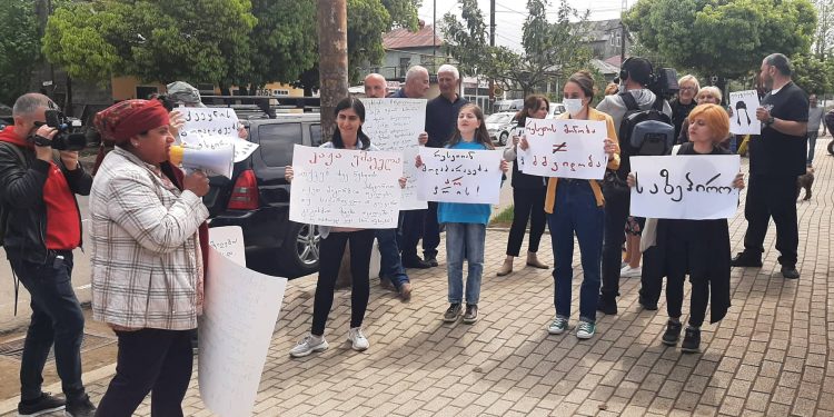 მოძრაობა “თავისუფლებისთვის” წევრების აქცია ოზურგეთში პრორუსული პარტიის ოფისთან