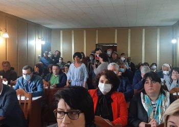 სიტყვიერი და ფიზიკური დაპირისპირება ოზურგეთის საკრებულოს სხდომაზე