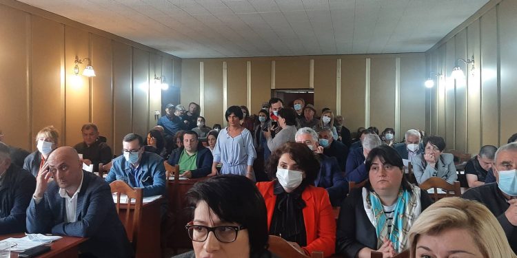 სიტყვიერი და ფიზიკური დაპირისპირება ოზურგეთის საკრებულოს სხდომაზე