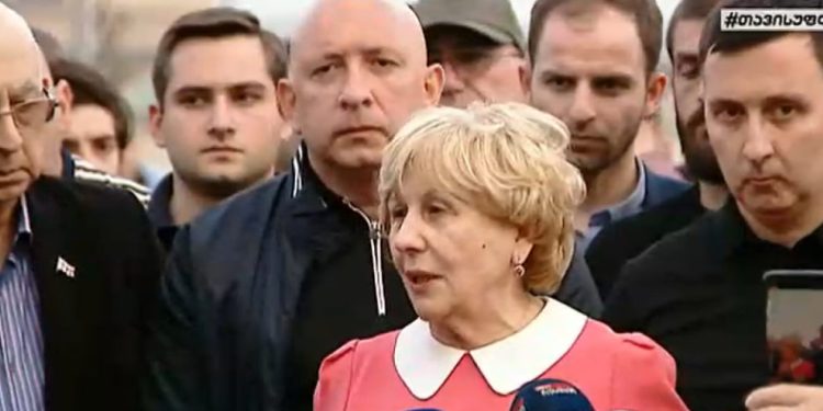 ოჯახი სააკაშვილის საზღვარგარეთ გადაყვანისთვის ხელისუფლებას დროს ორშაბათამდე აძლევს