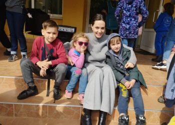 ანჯელინა ჯოლიმ კრამატორსკის დაბომბვის შედეგად დაშავებული ბავშვები მოინახულა