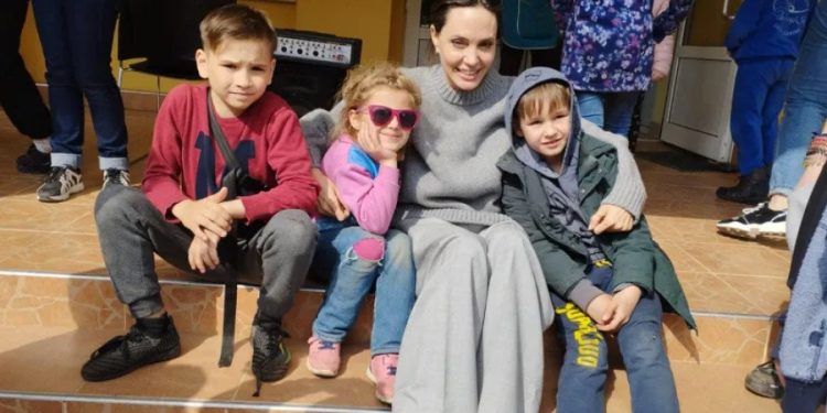 ანჯელინა ჯოლიმ კრამატორსკის დაბომბვის შედეგად დაშავებული ბავშვები მოინახულა