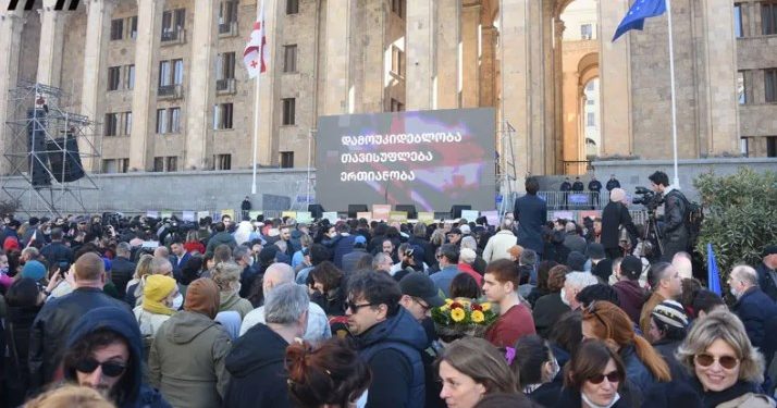 პარლამენტის წინ აქცია – „თავისუფლების დღე“ მიმდინარეობს