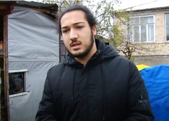 ილია თაყაიშვილი პოლიციაში საკუთარი სახლიდან ბანერის ჩამოხსნის გამო დაიბარეს – უჩივლა თუ არა “ალტინფომ” სახლის მეპატრონეს