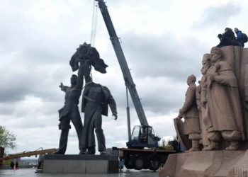 კიევში რუსი და უკრაინელი ხალხის “მეგობრობის მონუმენტის“ დემონტაჟი დაიწყეს