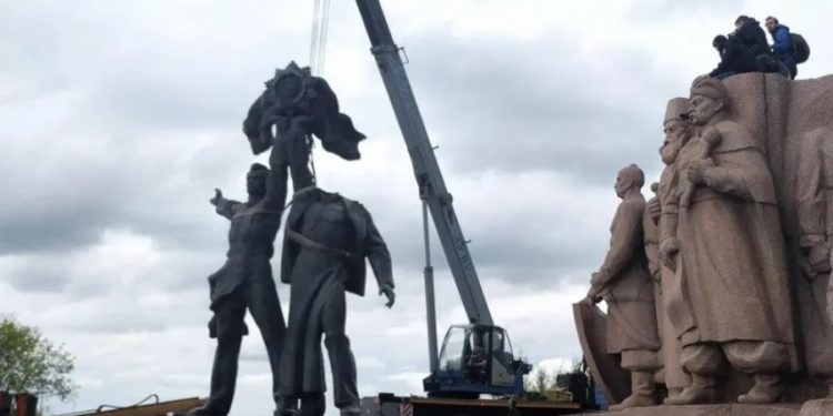კიევში რუსი და უკრაინელი ხალხის “მეგობრობის მონუმენტის“ დემონტაჟი დაიწყეს