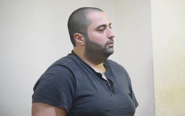 მშობლების მკვლელობაში ბრალდებული დანაშაულს სრულად აღიარებს