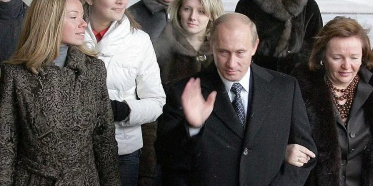 თეთრი სახლის პრესმდივანი პუტინზე – ვნახეთ მცდელობები, აქტივები შვილების ანგარიშებსა და რესურსებში დაემალა