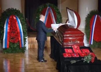 პუტინი ჟირინოვსკის გამოემშვიდობა