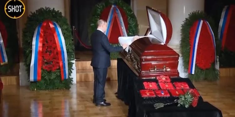 პუტინი ჟირინოვსკის გამოემშვიდობა