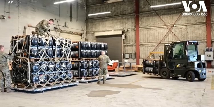 ვიდეო – ამერიკაში ფუთავენ შეიარაღებას, რომელიც უკრაინაში გაიგზავნება