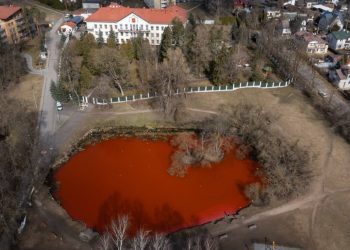 ვილნიუსში რუსეთის საელჩოს წინ ტბა წითლად შეღებეს