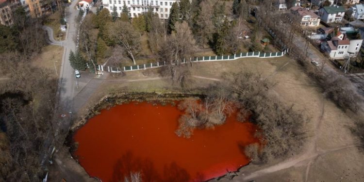 ვილნიუსში რუსეთის საელჩოს წინ ტბა წითლად შეღებეს