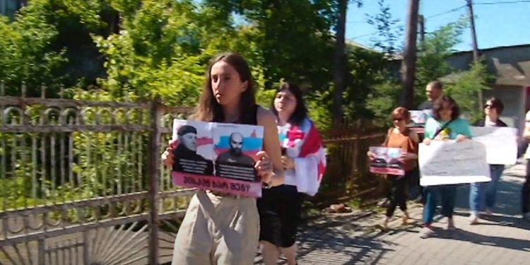 ვიდეო – სამოქალაქო აქტივისტების აქცია ოზურგეთში ალტ-ინფოს ოფისთან