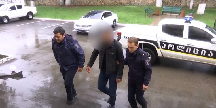 ვიდეო – პოლიციამ თბილისსა და რეგიონებში უკანონო იარაღი და საბრძოლო მასალა ამოიღო, დაკავებულია ექვსი პირი