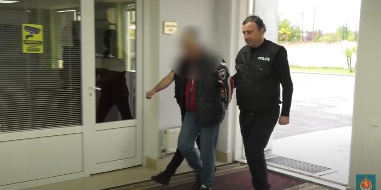 ვიდეო – სამეგრელოს პოლიციამ 3 715 აბი ”სუბუტექსი” და უკანონო ცეცხლსასროლი იარაღი ამოიღო – დაკავებულია 2 პირი