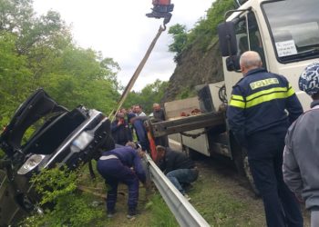 ვიდეო – ბორჯომში მდინარეში გადავარდნილი ავტომობილი წყლიდან ამოიყვანეს