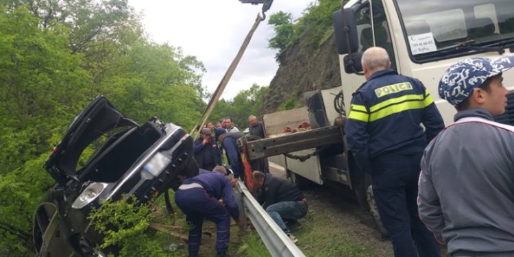 ვიდეო – ბორჯომში მდინარეში გადავარდნილი ავტომობილი წყლიდან ამოიყვანეს