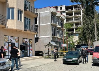 ბათუმში ახალგაზრდა ქალი დაჭრეს