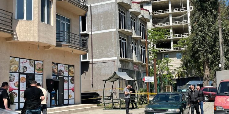 ბათუმში ახალგაზრდა ქალი დაჭრეს