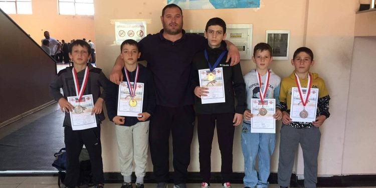 ორი ოქრო, ერთი ვერცხლი და ორი ბრინჯაო – ოზურგეთელი მოჭიდავეების წარმატება