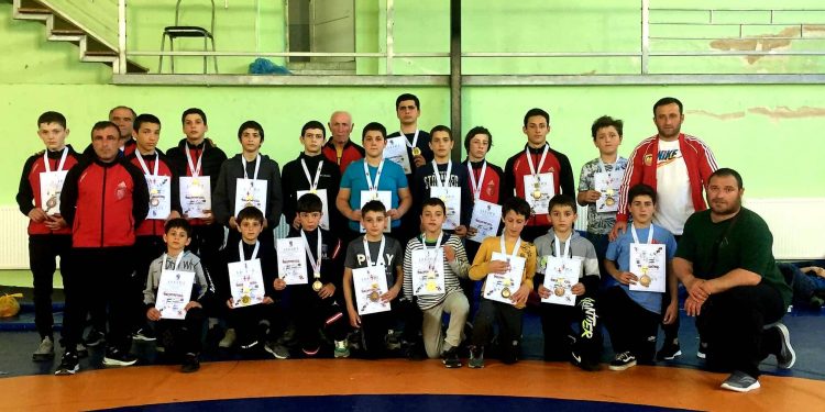 გუნდური პირველი ადგილი ოცი მედალი ოზურგეთელი მოჭიდავეებისგან