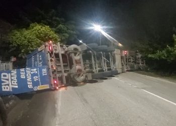 ავარია ფოთში – გურიის ქუჩაზე ტვირთით დატვირთული ტრაილერი გადაბრუნდა