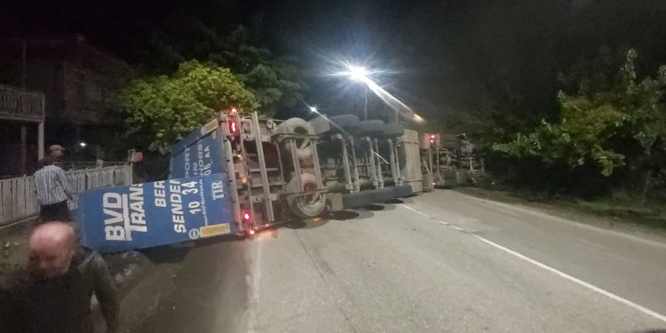 ავარია ფოთში – გურიის ქუჩაზე ტვირთით დატვირთული ტრაილერი გადაბრუნდა