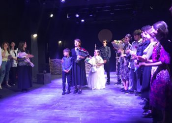 ჩოხატაურის ბავშვთა თეატრის სპექტაკლი „გეყურებათ თქვენ?!“ – ოზურგეთის სცენაზე