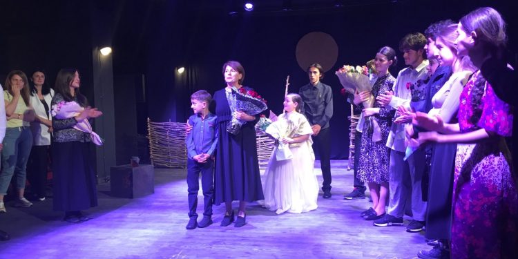 ჩოხატაურის ბავშვთა თეატრის სპექტაკლი „გეყურებათ თქვენ?!“ – ოზურგეთის სცენაზე