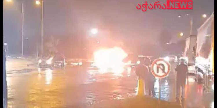 ბათუმში, ქალაქის შესასვლელში მანქანა დაიწვა