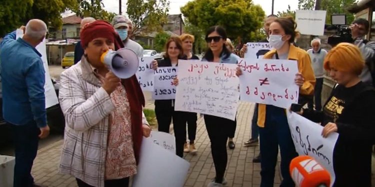 აქცია-პერფომანსი ალტ-ინფოს ოფისთან