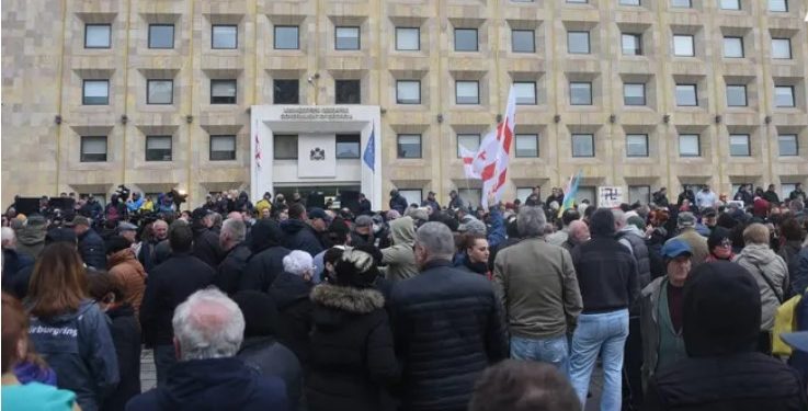 მთავრობის ადმინისტრაციასთან მიხეილ სააკაშვილის მხარდამჭერი აქცია მიმდინარეობს