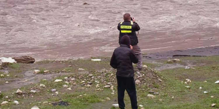 არაგვში, ჯომარდობის დროს 1 ტურისტი დაიღუპა – ექიმები 7 წლის ბავშვის სიცოცხლის გადასარჩენად იბრძვიან